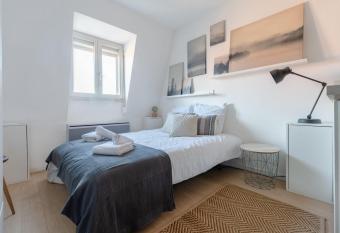 Travel Homes - The Trifel, 2min walk Little Venice allows 18 year olds to book a room