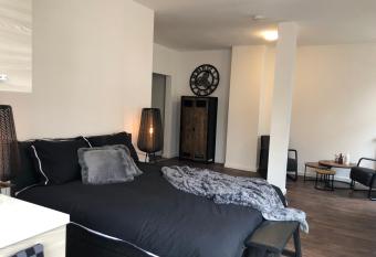 BnB Grand Caf   Prins Bernhard allows 18 year olds to book a room