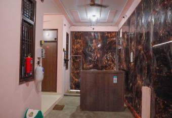 Super OYO 83457 Hotel Hmi International allows 18 year olds to book a room