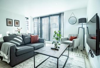 Modern Luxe 1 & 2 Bed Apts near Granby Plaza by SOJO Stays Ltd has Balcony rooms