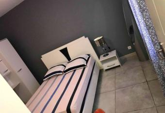 Maison de 3 chambres avec jacuzzi terrasse et wifi a Saint Louis has Smoking rooms