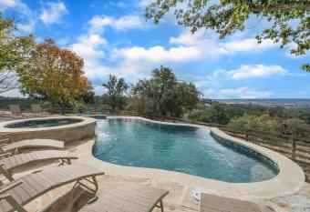 Stunning Ranch House with Pool&Firepit has Balcony rooms