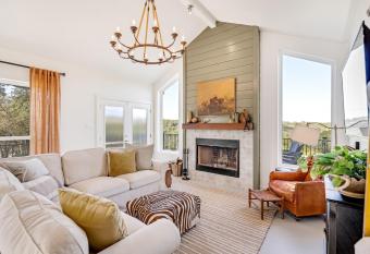 NEW Gorgeous Home with Hot Tub 5min from the River has Balcony rooms