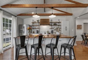 NEW Modern Farmhouse with Hot Tub, Fire Pit, & Games has Balcony rooms