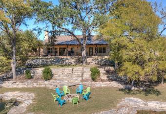 New Gorgeous Ranch with Private Swimming River, Waterfall, & Firepit has Balcony rooms