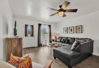 New Upscale Casita with Hot Tub & Grill has Balcony rooms