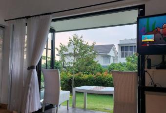 Villa Outdoor Rancamaya With Netflix, Youtube, SmartTV and Nice Backyard has Balcony rooms