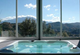 JINGTU Wellness & Spa B&B allows 18 year olds to book a room