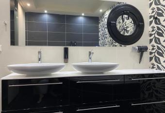 Luxury view apartment 10min from Athens airport has Balcony rooms