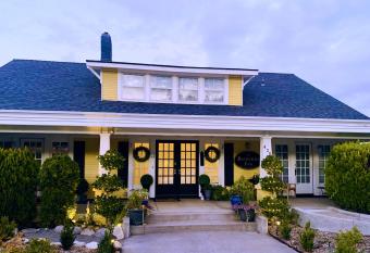 Bayberry Inn B&B and Oregon Wellness Retreat has Balcony rooms