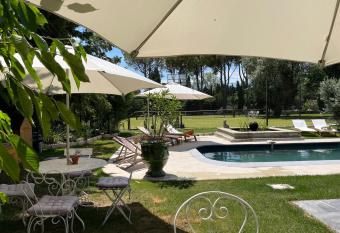 Mas de la Sacristi  re allows 18 year olds to book a room