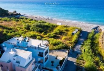 White&Blue luxury suites has Balcony rooms