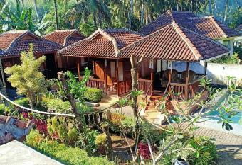 Rumah Mertua Pulau Merah allows 18 year olds to book a room