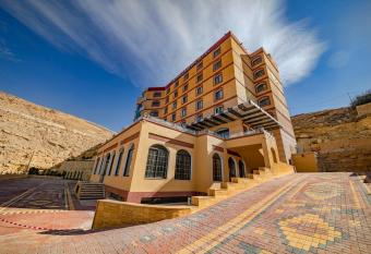 Petra Canyon Hotel has rooms with a private hot tub