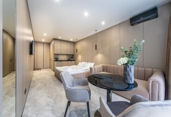                       -              has rooms with a private hot tub