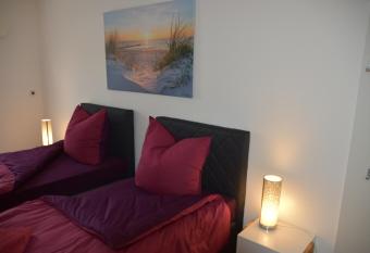 FeWo-Airport allows 18 year olds to book a room