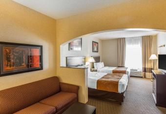 Comfort Suites Summit County has rooms with a private hot tub