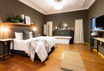 Royal Tree Guest House allows 18 year olds to book a room