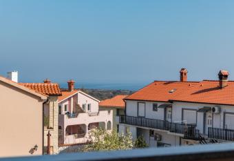 MARINA VIEW APARTMENT has Balcony rooms