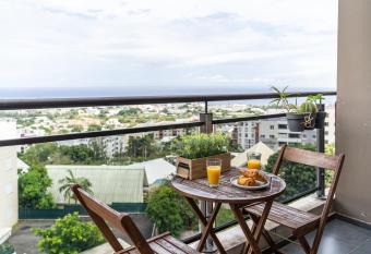 T1 - PANORAMA DIONYSIEN allows 18 year olds to book a room