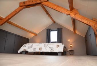 La petite maison has Balcony rooms