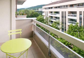 Le Revon - Nice apartment near downtown for 2 people allows 18 year olds to book a room