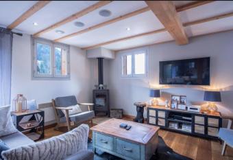 Beautiful 3 Bedroom Chalet in Morzine has Balcony rooms