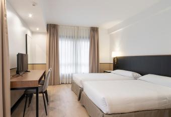 Hotel Costa Atl  ntica allows 18 year olds to book a room