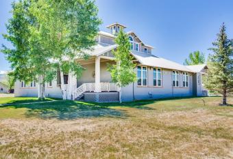 Old School Lodge has Balcony rooms