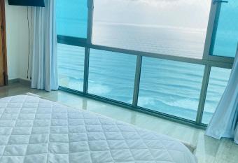 Vista al mar Habitaci  n Privada Coral en Malecon Santo Domingo 1-829-343-1001 has Balcony rooms