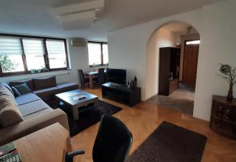 Apartment Aurelio has rooms with a private hot tub