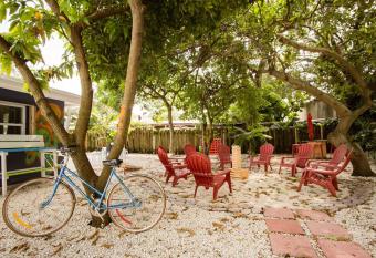 Artsy Studio in Hollywood, FL allows 18 year olds to book a room