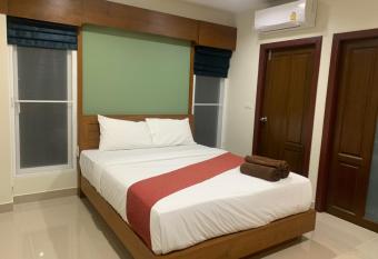 LE DA Private Hotel has Balcony rooms