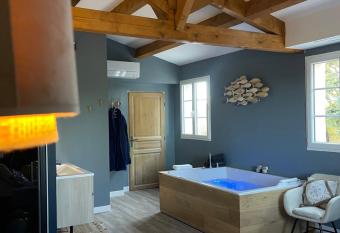 Mas Hinaiti - Suite romantique avec Spa et   cran g  ant de cin  ma allows 18 year olds to book a room