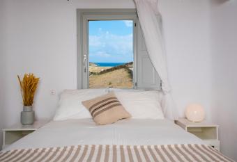 Koumi Homes Mykonos has rooms with a private hot tub