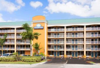Days Inn by Wyndham Fort Lauderdale-Oakland Park Airport N has Smoking rooms