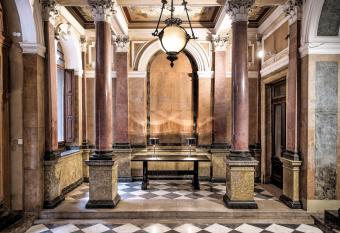 Seven Historical Suites has rooms with a private hot tub