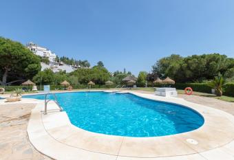 Lovely 2 bed apt overlooking golf has Balcony rooms