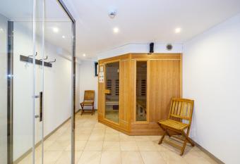 Spacieux Duo D  tente allows 18 year olds to book a room