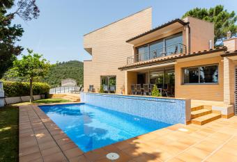Exclusive Villa with pool seaview has Balcony rooms