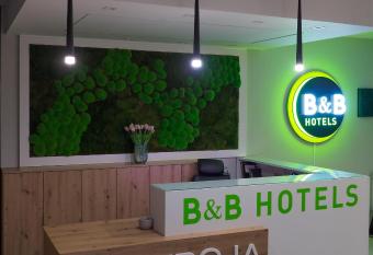 B&B HOTEL Piotrk  w Trybunalski has rooms with a private hot tub