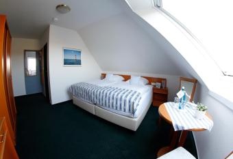 ankerplatz-Hotel garni allows 18 year olds to book a room