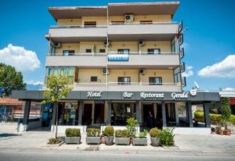 Bar Hotel Geraldo has Balcony rooms