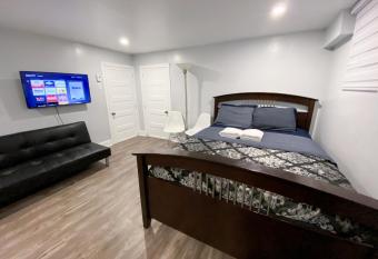 Newly Renovated Studio, Separate Entrance allows 18 year olds to book a room