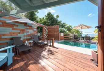 Las Hermanas B allows 18 year olds to book a room