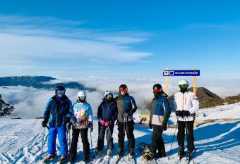 MAGNIFICENT SKIING ON MOUNT BULLER has rooms with a private hot tub