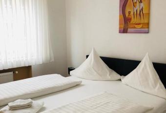 Hotel im Br  hler Hof allows 18 year olds to book a room