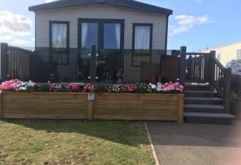 Tattershall Lakes Retreat 3 bedroom mini Lodge has Balcony rooms