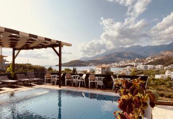 Villa Merkuri has Balcony rooms