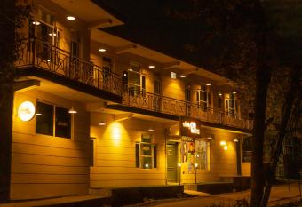 Whoopers Hostel Bir has Smoking rooms